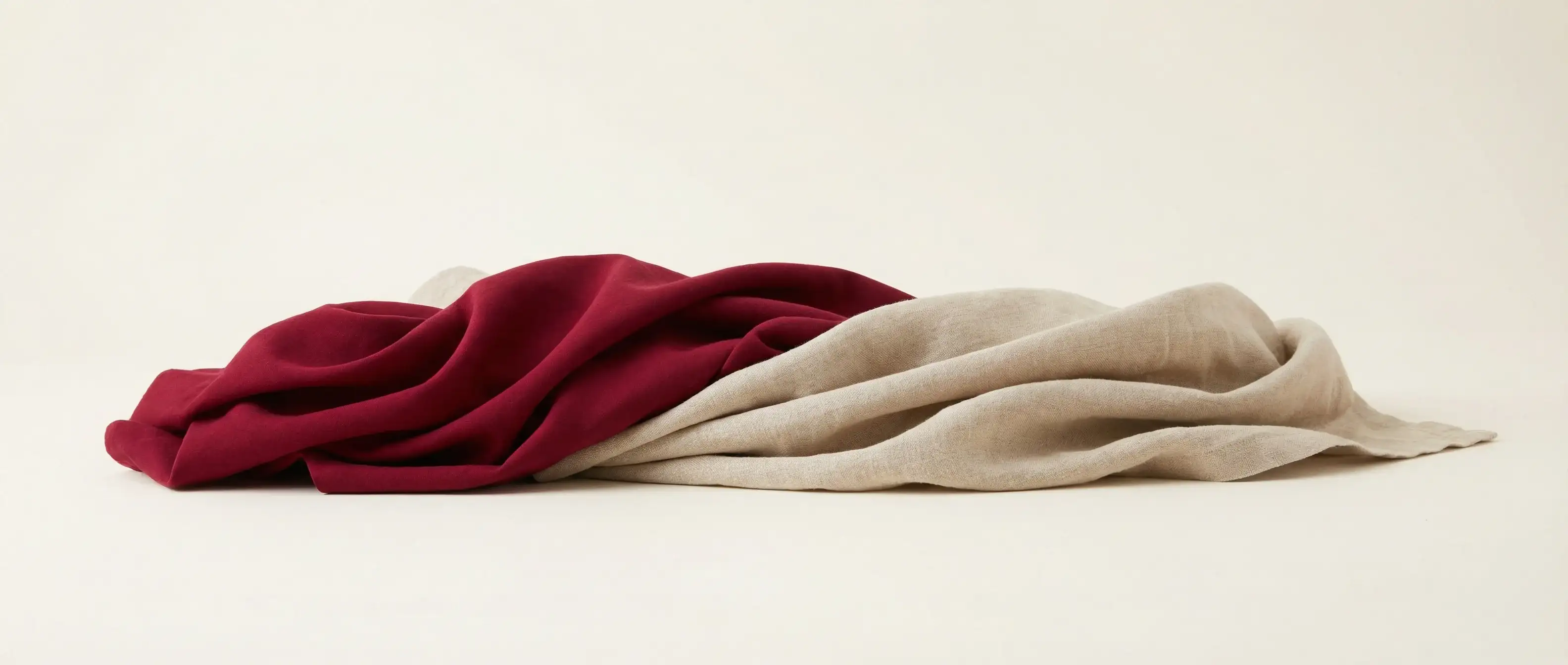 Visitors getting information at the Stoffmarkt Holland booth