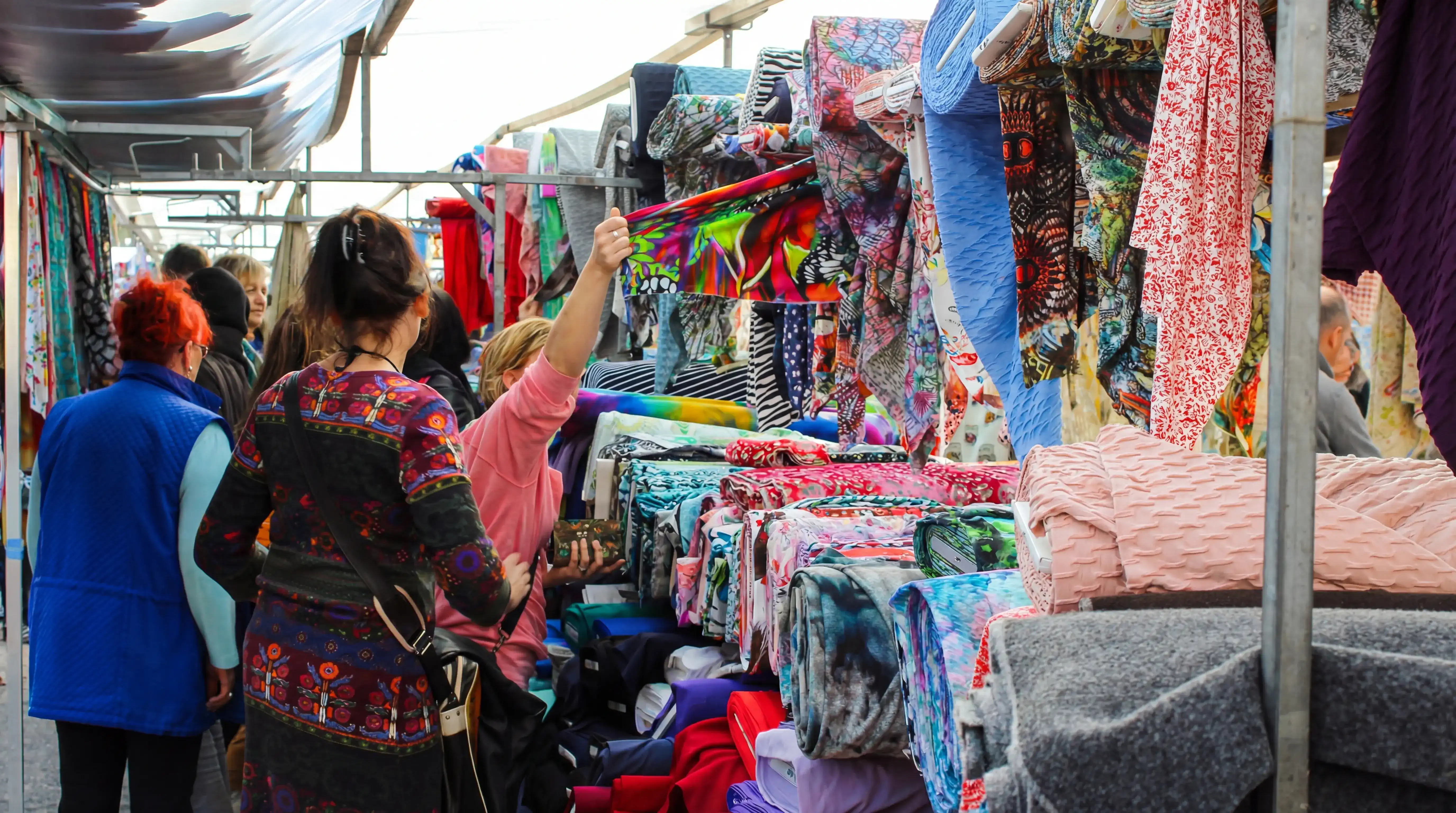 Bunte Stoffe auf dem Stoffmarkt Holland