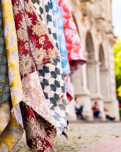 Gemusterte Stoffe vor historischem Altstadtgebäude