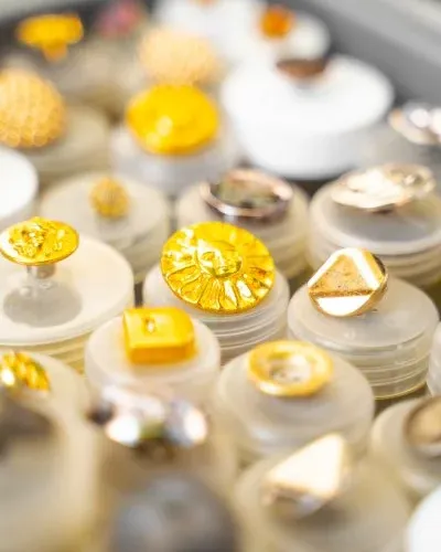 Goldene und silberne Zierknöpfe auf Präsentationsständern