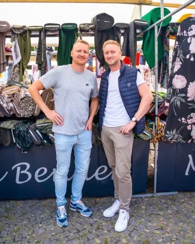 Stoffmarkt-Händler vor ihrem Verkaufsstand