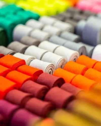 Bunte Schrägband-Rollen in Regenbogenfarben